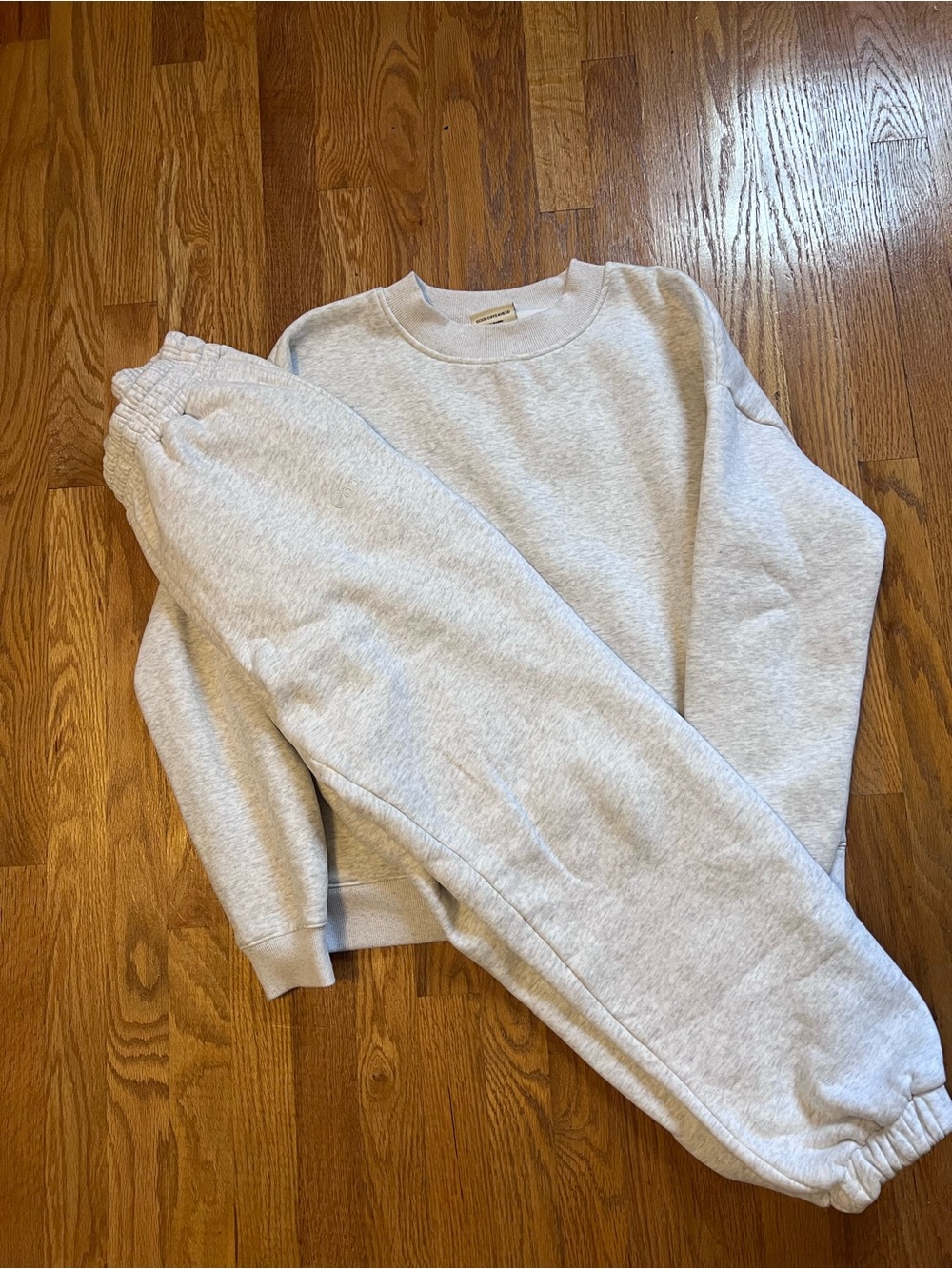 Womenβs Comfrt Light Gray Crewneck Sweatshirt & Sweatpants Set